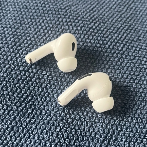 Apple air pod pro gen 2 with MagSafe charging case - White - Picture 5 of 5